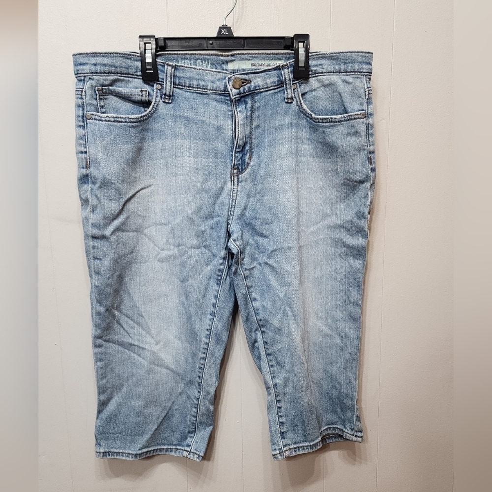 DKNY‎ Denim Capri Jeans Size 12 Casual Light Wash C403